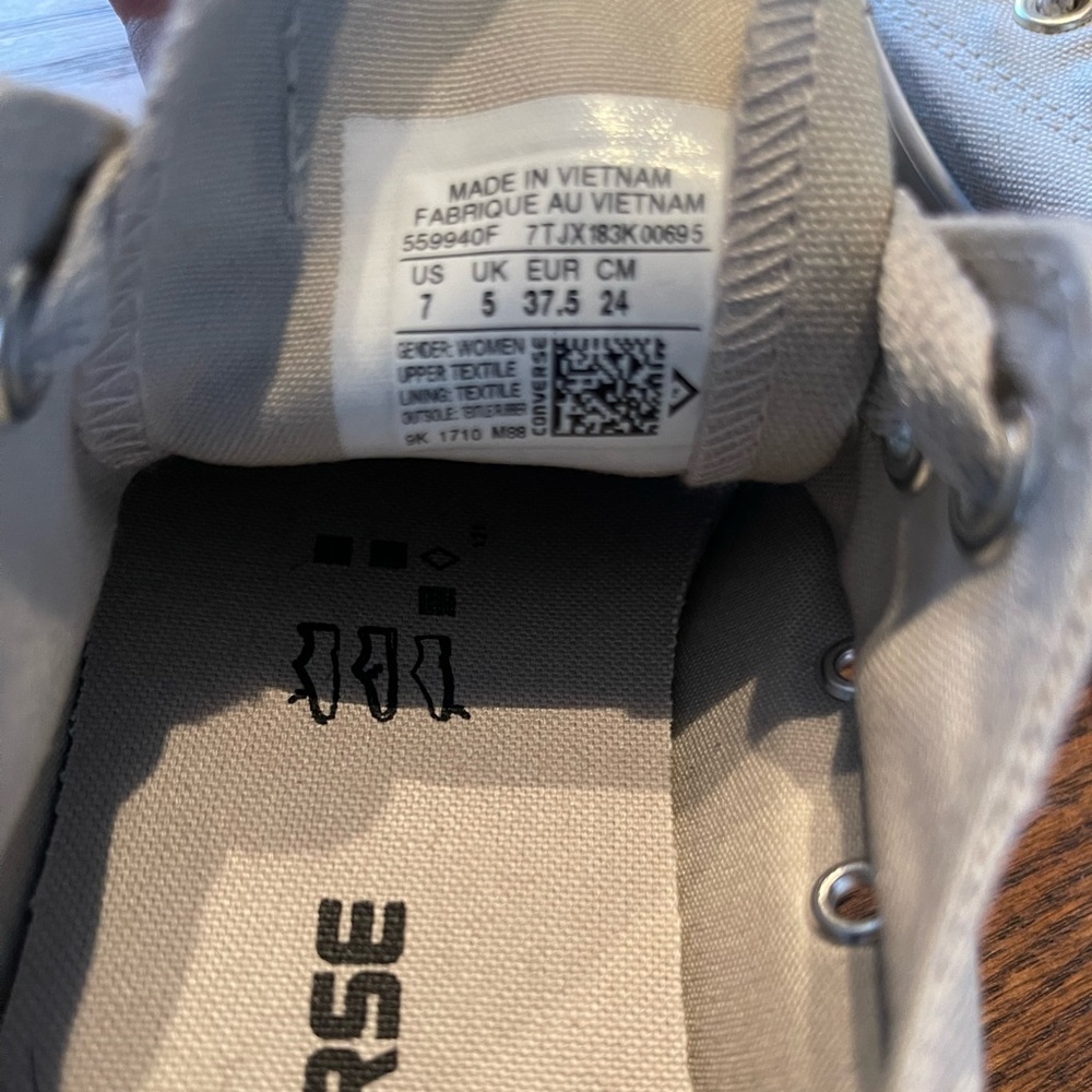 Converse *never worn* - Picture 4 of 9